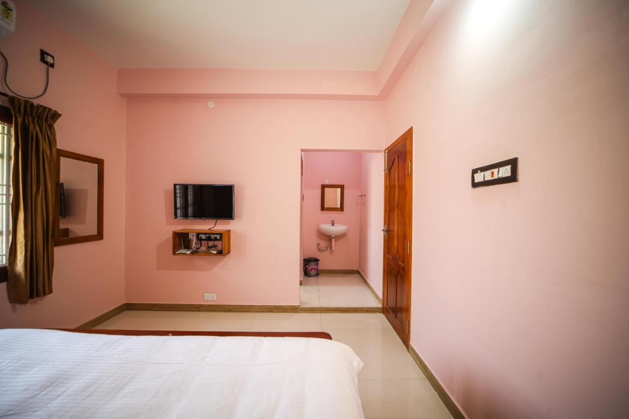 The Pothigai Palace Hotel Kuttalam  Luaran gambar